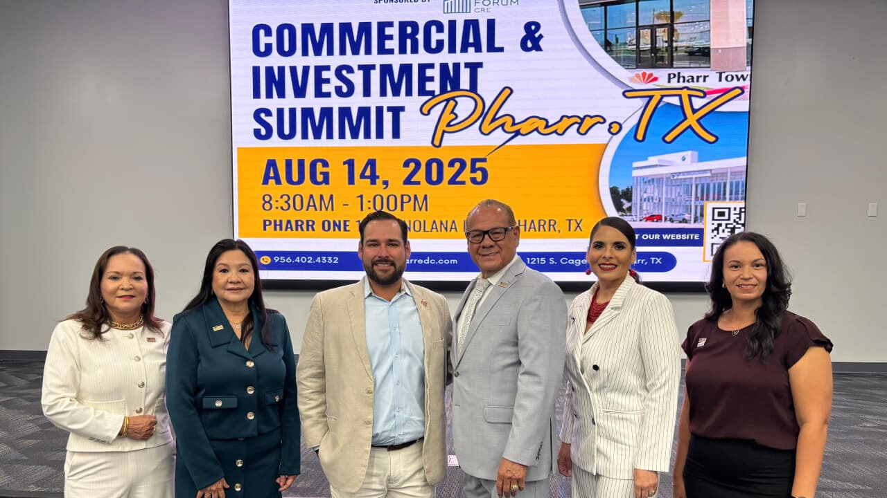 Jane Cavazos, Gerente de Desarrollo Inmobiliario Pharr EDC;, Maribel García, Asistente Ejecutiva Pharr EDC; Jaboney Rodriguez, Vicepresidente en FORUM CRE;  Víctor Pérez Presidente y CEO Pharr EDC; Lilvette Santos, Directora de Desarrollo Económico Empresarial Pharr EDC; Dayonna Mckinney, Directora de Pharr EDC Foundation.