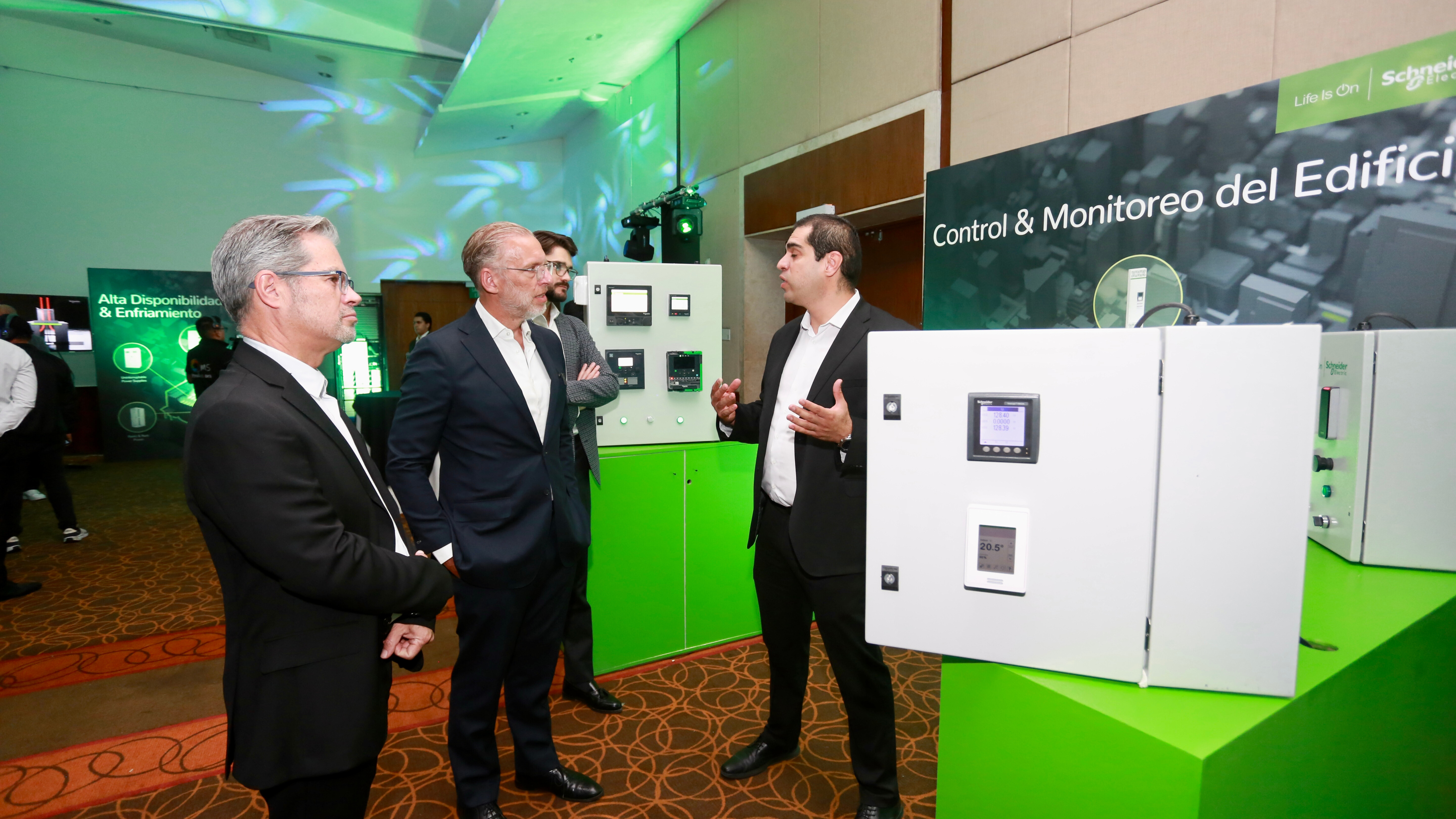 Schneider Electric presentó en Querétaro sus nuevas soluciones de refrigeración líquida para centros de datos.