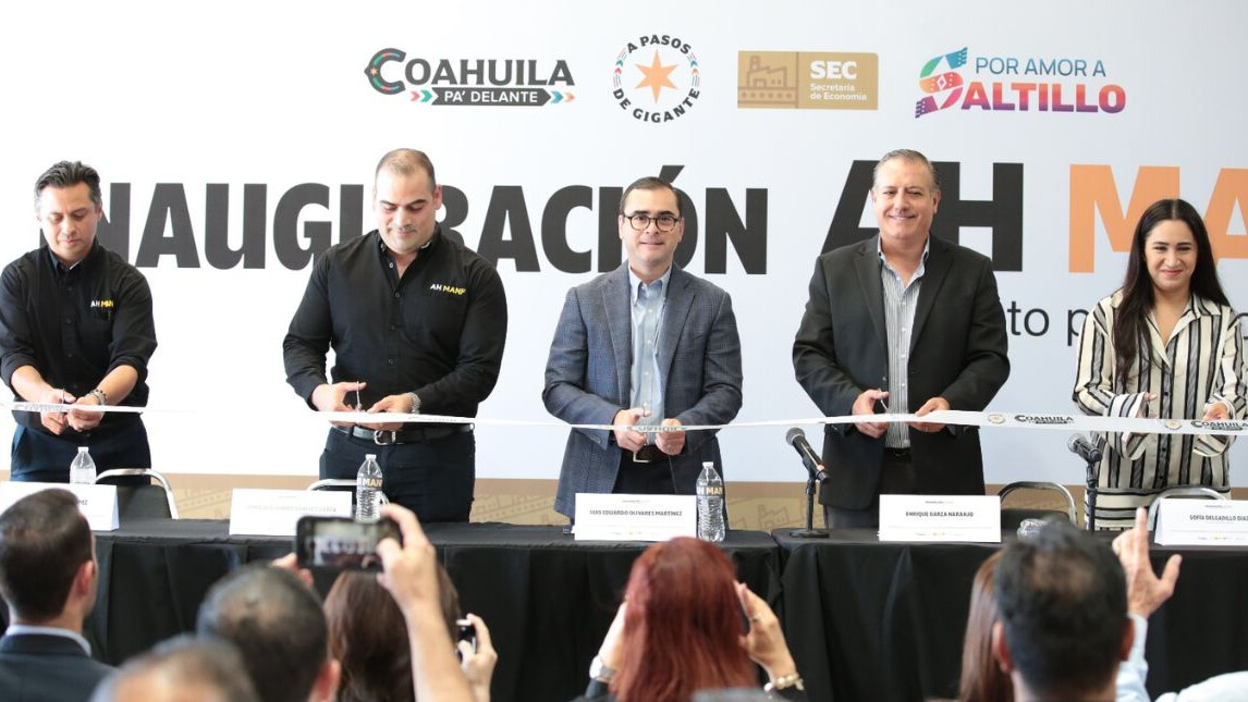 Autoridades y directivos durante el corte de listón de AH MANF en el Parque Industrial La Aurora, Saltillo.
