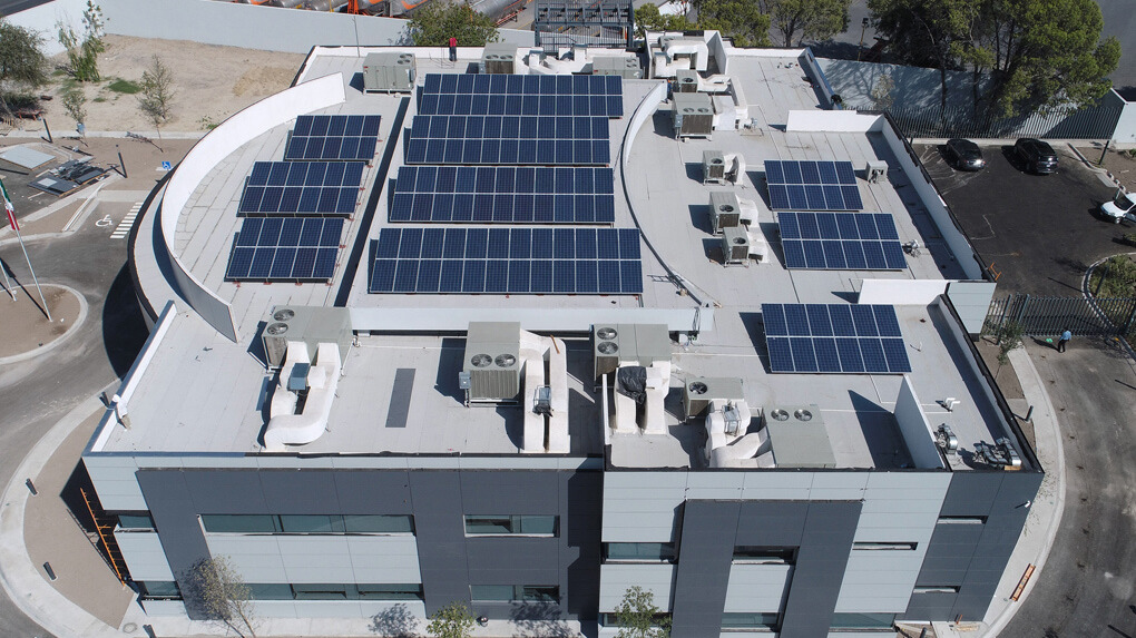 Autoconsumo energético: cómo asegurar continuidad operativa y control financiero