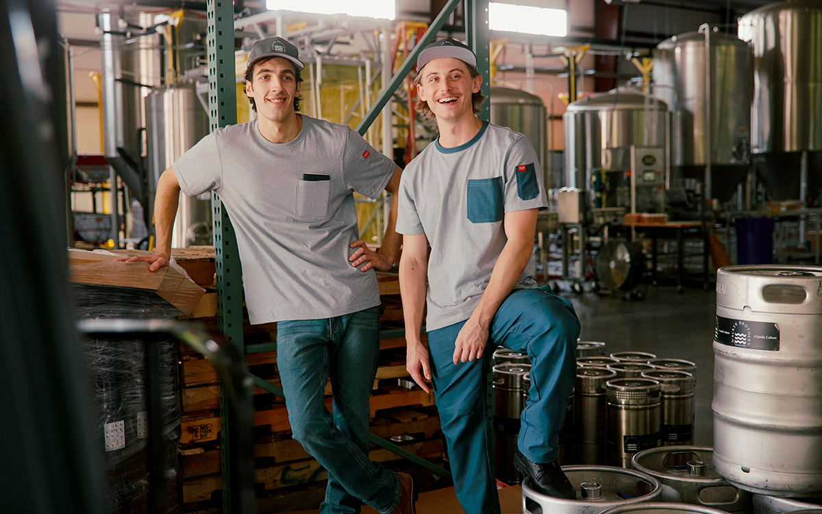 Una prenda que mantiene fresco al trabajador, que no restringe sus movimientos o que evita la acumulación de humedad, elimina pequeñas molestias que, sumadas, podrían afectar el ánimo general.