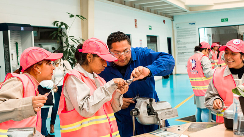 Educación Dual en México: modelo que combina formación académica y práctica en empresa para elevar productividad, cerrar vacantes críticas y sumar más mujeres a carreras técnicas.