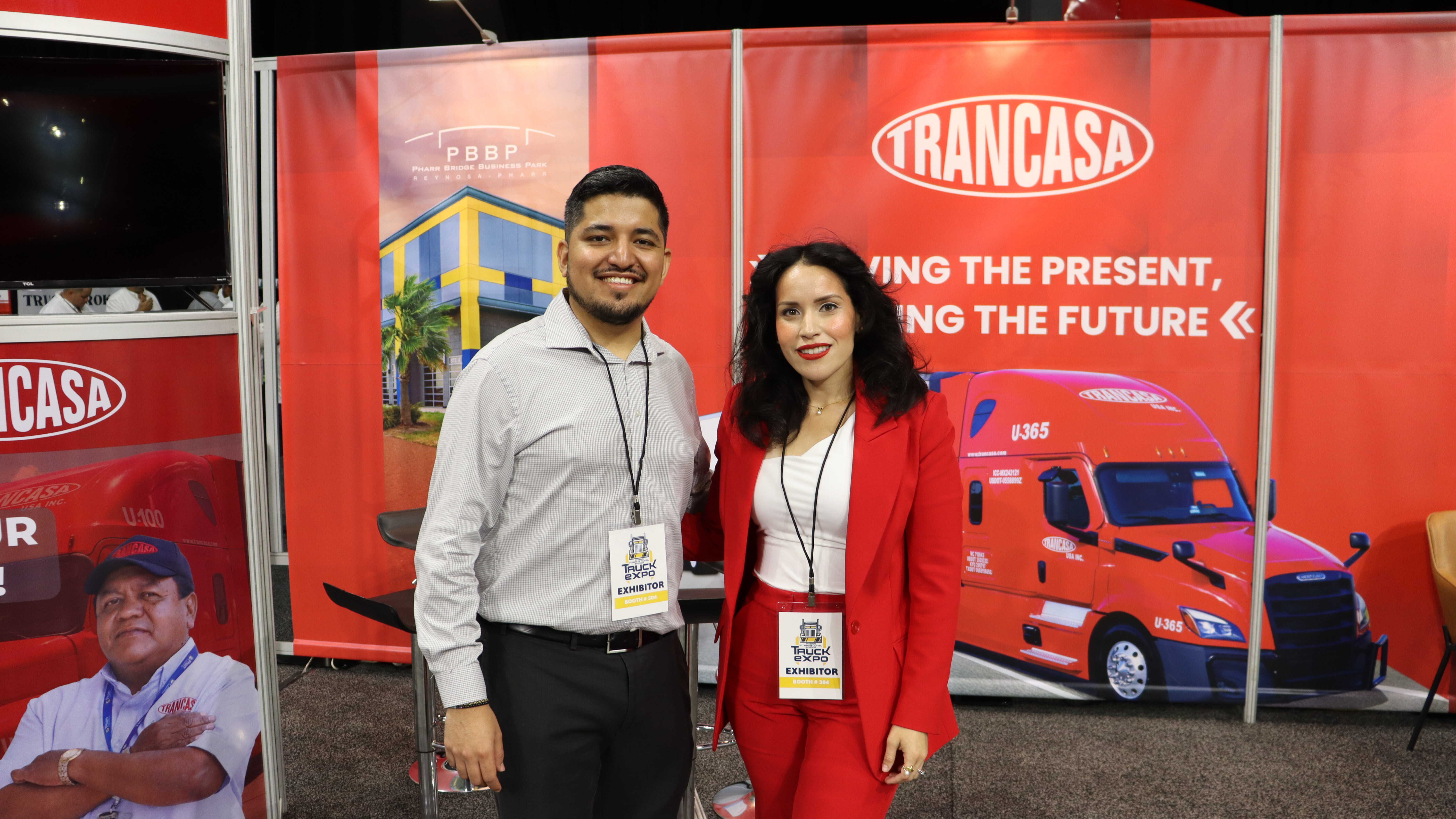 Uriel Góngora, Community Manager de Trancasa y Julia Martínez, Gerente de Servicio al Cliente de Trancasa.