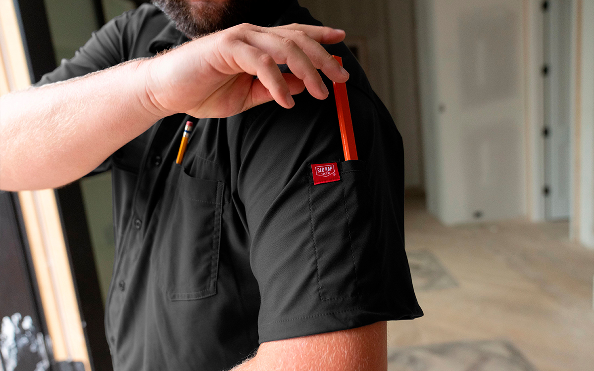 Red Kap  ha patentado tecnologías como MIMIX®, que mejora la movilidad del usuario, y OilBlok®, un acabado textil que repele aceites industriales.
