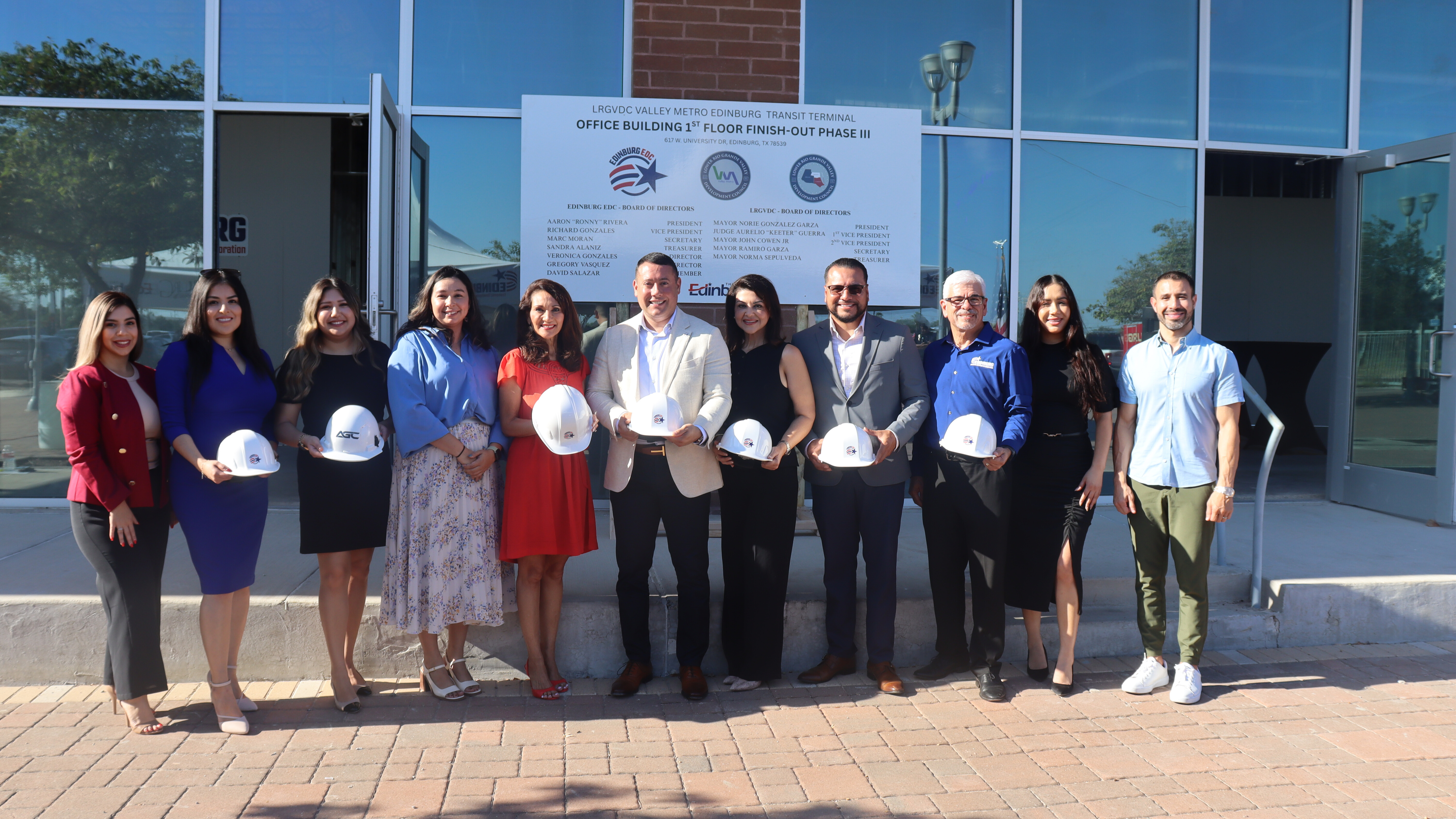 Deyanira Rivera, Especialista Administrativa; Karina Lopez Asistente de Dirección Ejecutiva; Leticia Pantoja, Project Manager; Samantha Martinez, Coordinadora de Negocios; Veronica Gonzales, Mesa Directiva; Richard Gonzales, Vicepresidente de la Mesa Directiva; Sandra Alaniz, Tesorera; Gregory Vasquez, Mesa Directiva; Raudel Garza, Director Ejecutivo; Jacqueline Guerra, Marketing e Investigación; Jason De Leon, Mayor Pro Tem de la Ciudad de Edinburg.