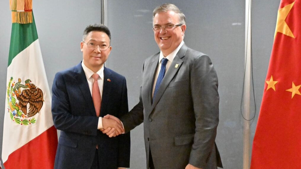 Daojiang Chen, embajador de China en México y Marcelo Ebrard, secretario de Economía.