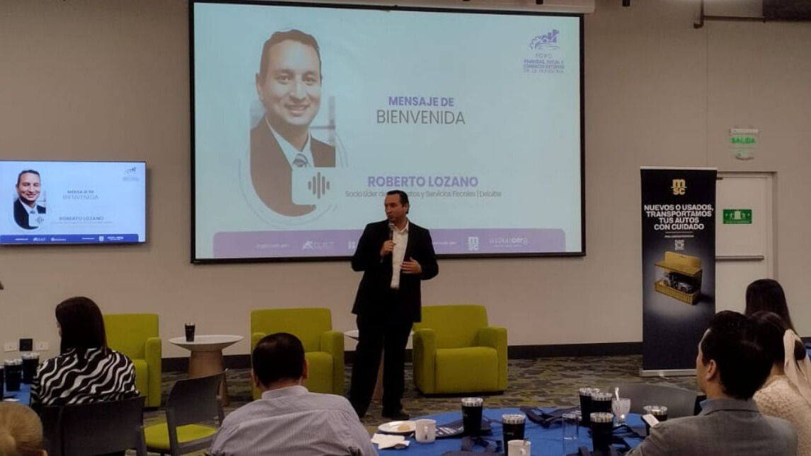 Roberto Lozano, socio de Deloitte, dio la bienvenida a los asistentes y resaltó la importancia de la colaboración para enfrentar los retos fiscales y financieros.