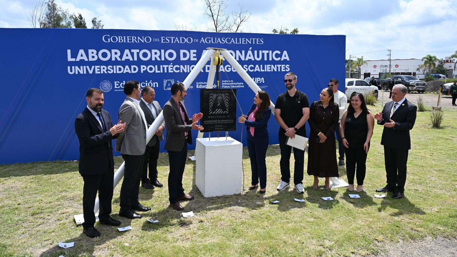 Autoridades estatales y académicas durante el arranque de obra del Laboratorio de Aeronáutica en la UPA.