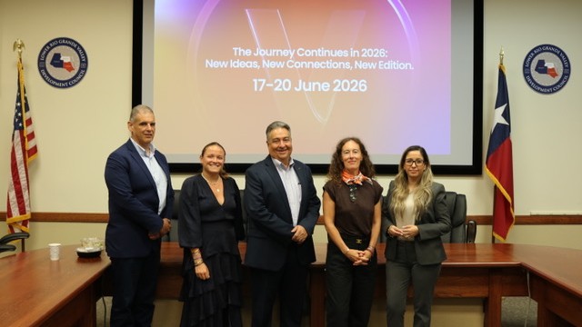 Rick Carrera, director de Desarrollo Económico de COSTEP; Maud Lasfargues, gerente de Cuentas Clave de Viva Technology; Adam Gonzalez, CEO de COSTEP; Julie Lamandé, directora de Alianzas Globales y Asuntos Públicos de Viva Technology; y Alma Saldaña, subdirectora de Desarrollo Económico de COSTEP.
