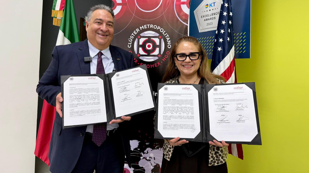 Firma de convenio entre Adam González, CEO de COSTEP y Elisa Crespo, presidenta del Clúster Automotriz Metropolitano.