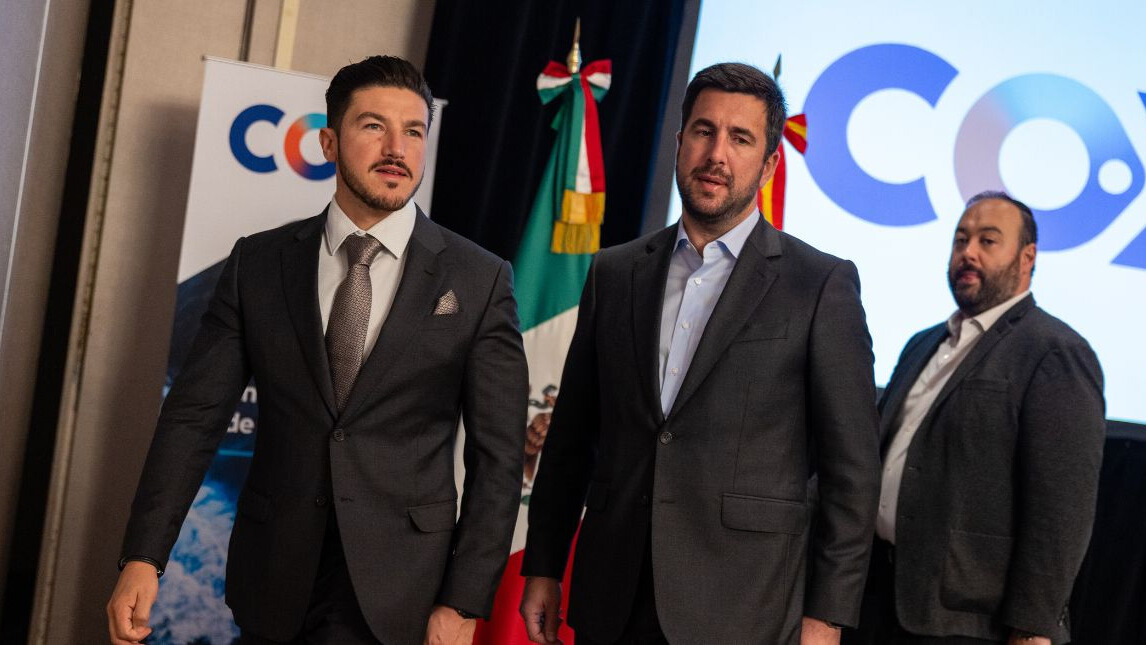 El gobernador de Nuevo León, acompañado por representantes de COX y la Secretaría de Economía, anunció una inversión histórica de 4.2 mil millones de dólares para el desarrollo de energías limpias en la entidad.