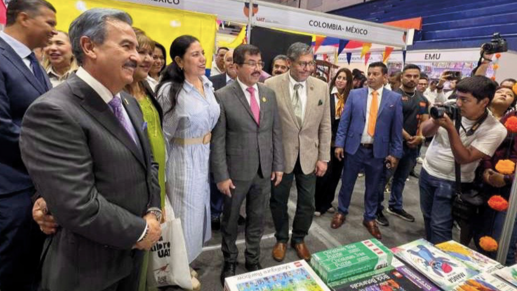 Asistentes recorren los stands editoriales y artísticos del evento en el Campus Sur de la Universidad Autónoma de Tamaulipas.