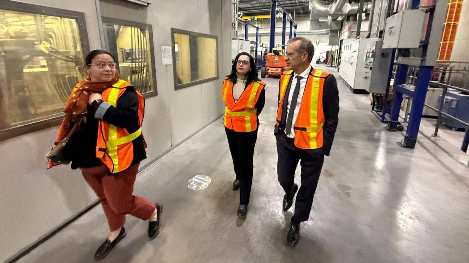 Cristina Villaseñor durante la visita al centro de investigación de SOPREMA en Quebec, donde la empresa ratificó 300 mdd para su planta en San Miguel de Allende.