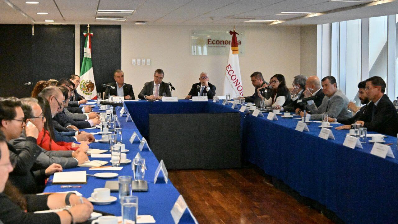 Francisco Cervantes, presidente del CCE, y Marcelo Ebrard, secretario de Economía, se reunieron con líderes industriales.