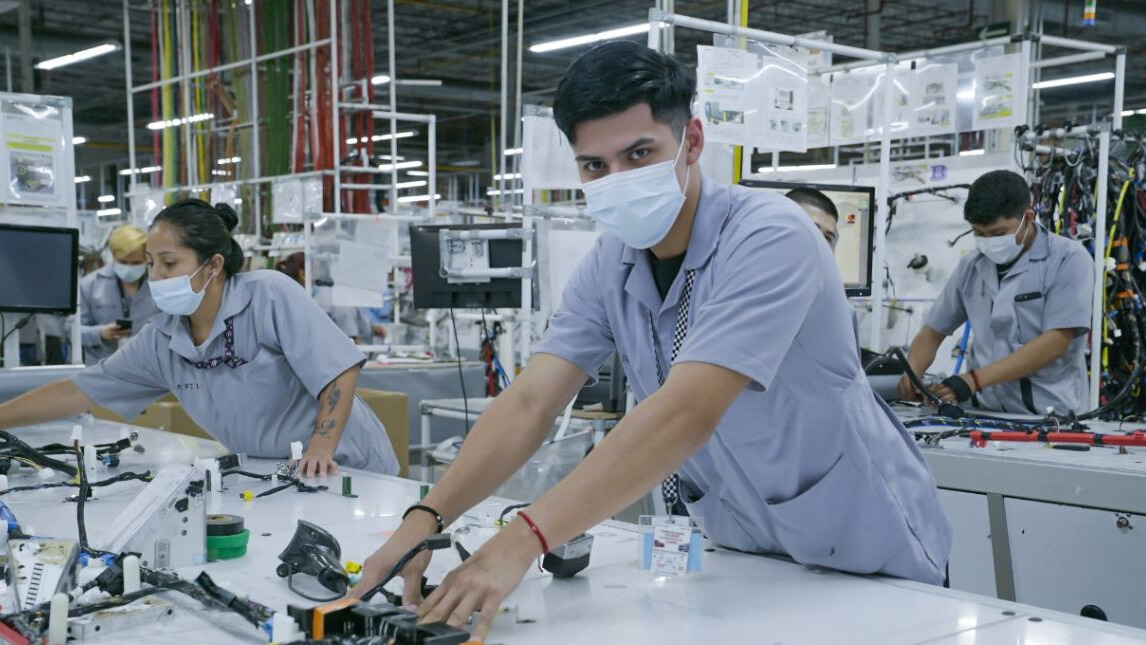 Operarios en línea de ensamble de componentes automotrices en Nuevo León, operador clave en la línea de ensamble de componentes automotrices.
