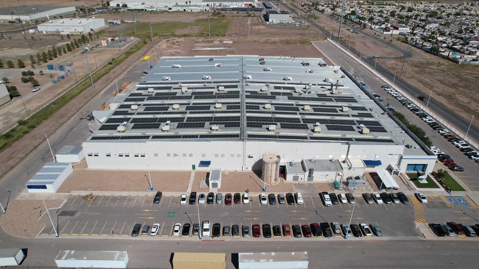 Crece la adopción de energía fotovoltaica en plantas aeroespaciales del país
