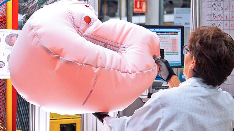 ZF en Chihuahua destaca por la fabricación de bolsas de aire y volantes.
