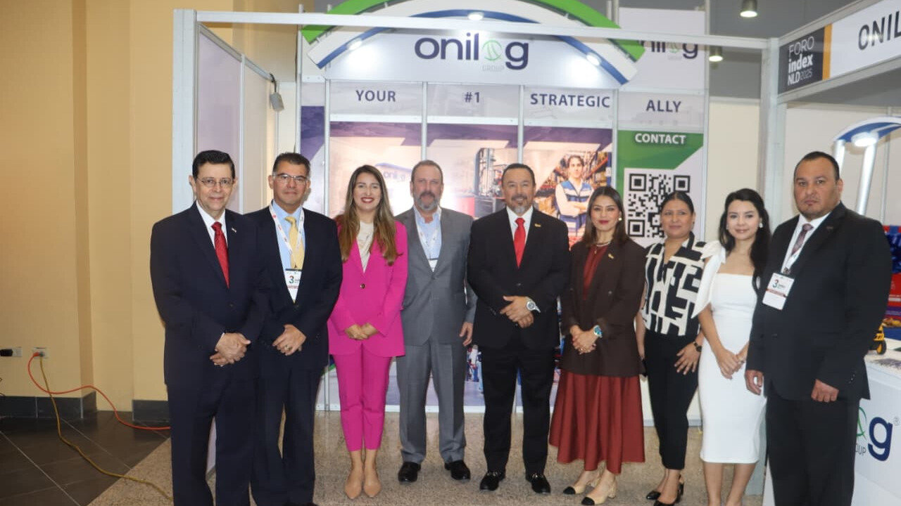 Guillermo Fernández de Jáuregui, director general de Onilog Group; Enrique Morán, presidente de index y Jael Durán, directora de index Nacional con el equipo de Grupo Onilog.