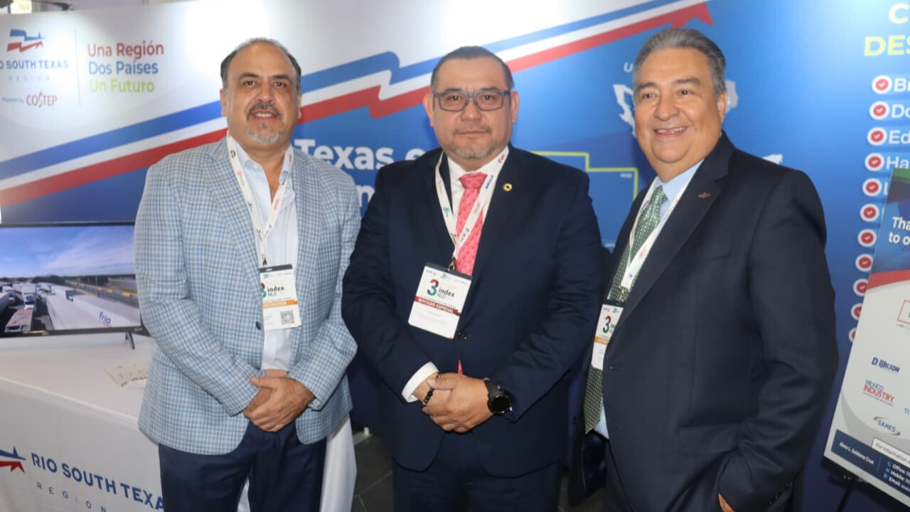 Sergio Gracia Badiola, presidente de Mexico Industry Media Group, Miguel Ángel Vázquez, Presidente  CANACINTRA Nuevo Laredo; y Adam González, CEO del COSTEP, Consejo para el Progreso Económico del Sur de Texas.