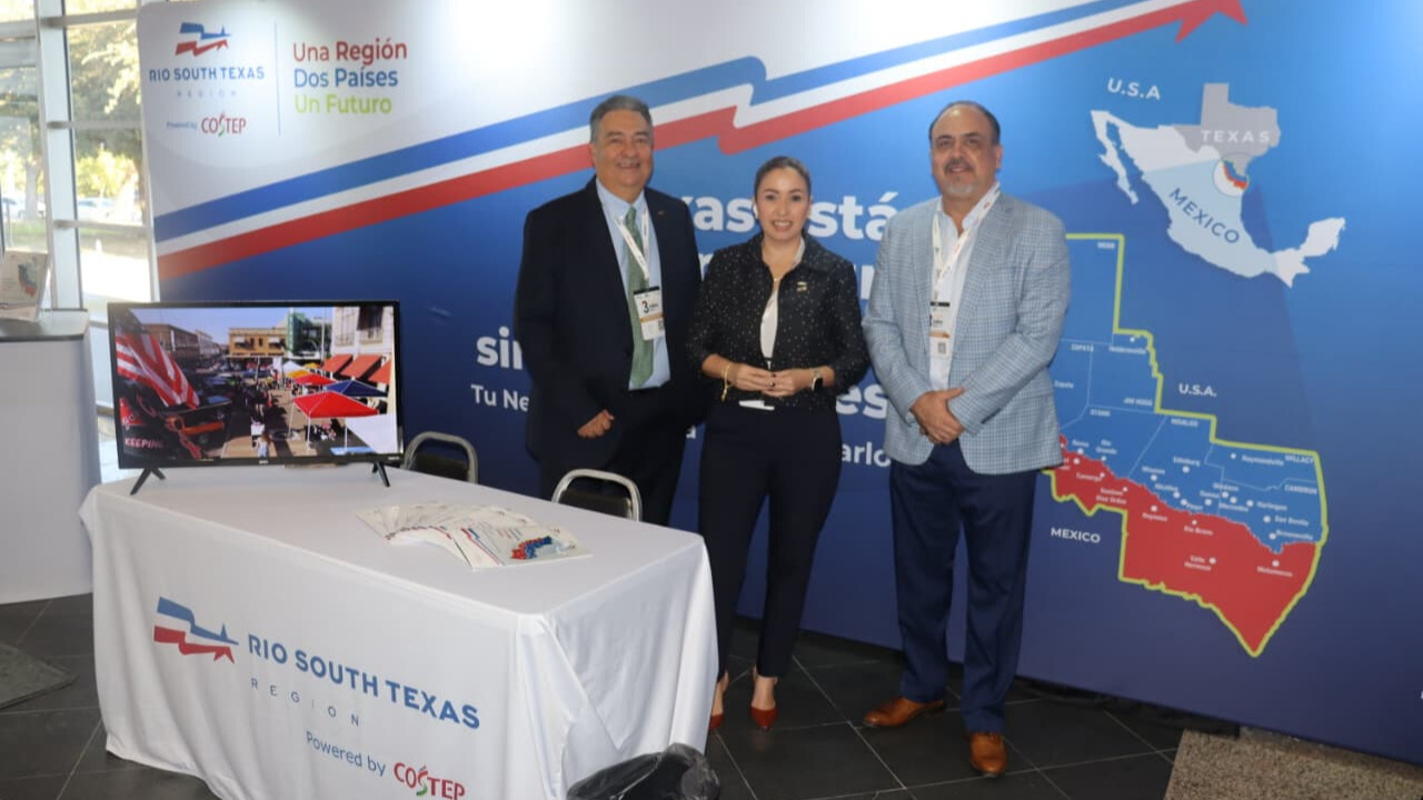 Adam González, CEO del COSTEP; Alma Saldaña, subdirectora de Desarrollo Económico del COSTEP; y Sergio Gracia Badiola, presidente de Mexico Industry Media Group.