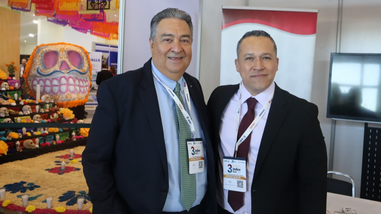 Adam González, CEO del COSTEP; y Francisco Iván Torres Macario, director de Desarrollo Industrial y Comercio Exterior del Secretaría de Desarrollo Económico de Nuevo Laredo.
