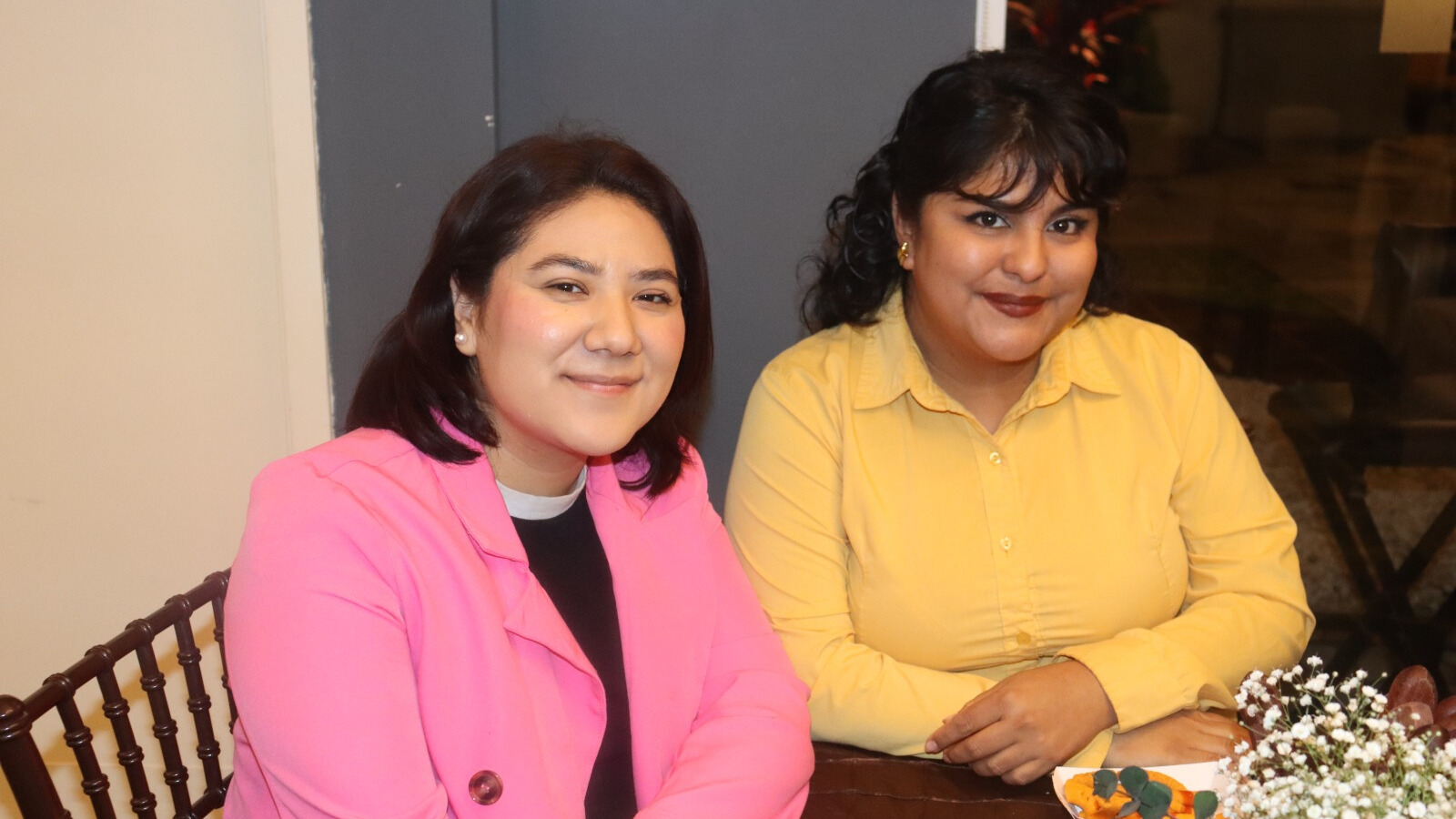 Astrid Alday y Geovanna Chirinos de OMA Aeropuerto.