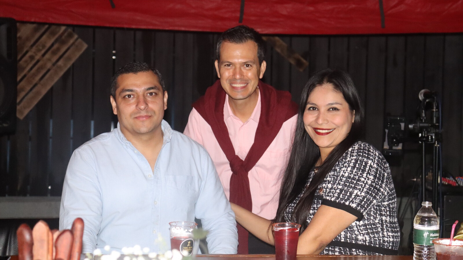 Eduardo Elizondo de Kimball Electronics, Jhonny Soto, Gerente General de Holiday Inn Industrial y Nancy Cepeda de Kimball Electronics.