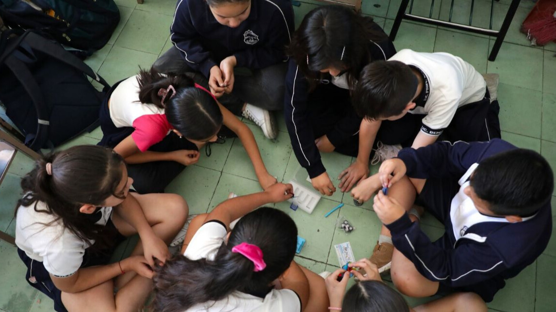 Alumnos de primaria participan en dinámicas grupales sobre magnetismo y ciencia aplicada como parte del programa educativo de Kia México.