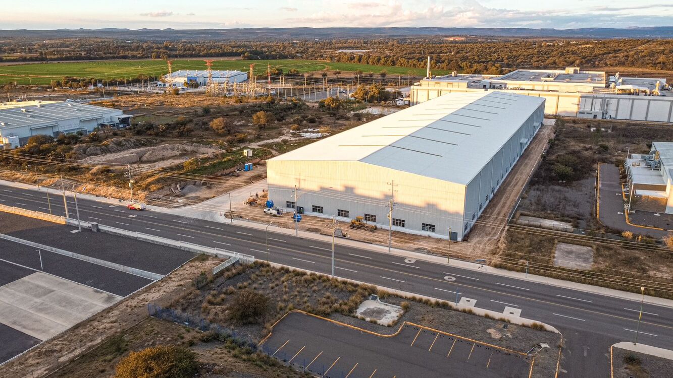 La industria mexicana enfrenta fallas eléctricas, filtraciones y pisos dañados por mala ejecución. Builder Group ofrece ingeniería, certificación y soluciones duraderas.