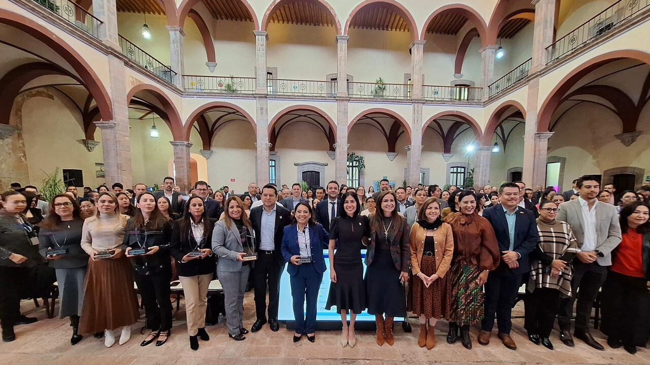 Empresas globales como Safran, Siemens, Bimbo y Samsung recibieron el Distintivo Sin Brecha 2025 por parte de la Secretaría del Trabajo de Querétaro.