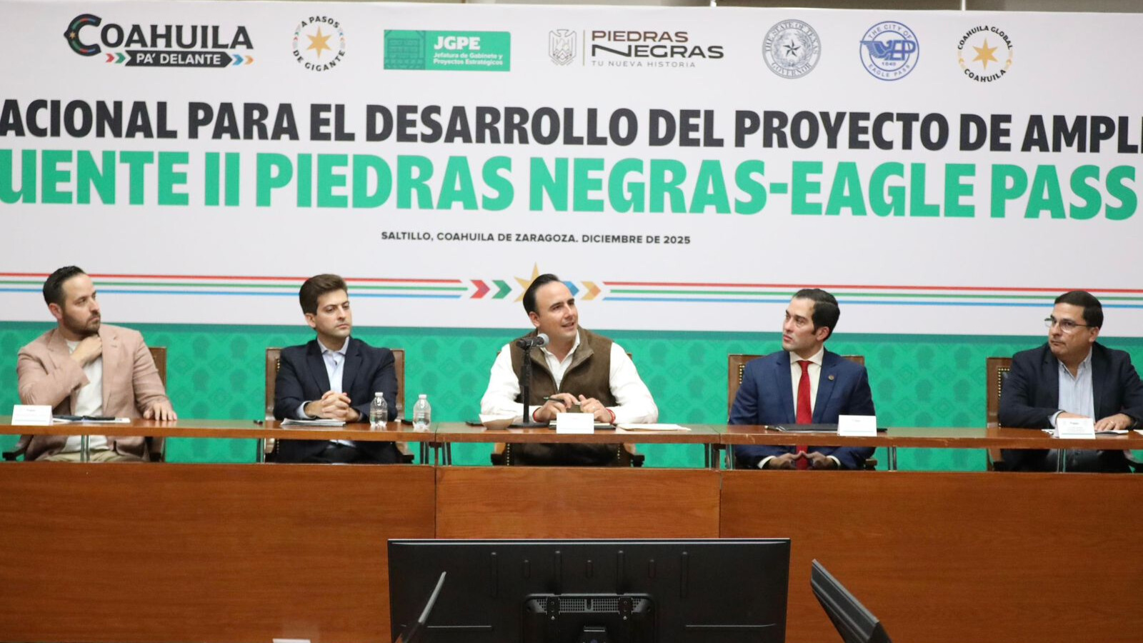 La reunión de carácter binacional estuvo encabezada por el gobernador de Coahuila, Manolo Jiménez, el alcalde de Piedras Negras, Jacobo Rodríguez González, así como funcionarios y especialistas de ambos lados de la frontera.