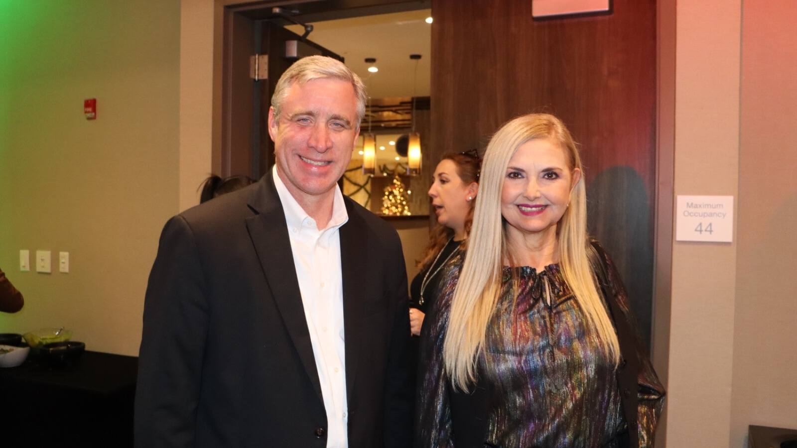 Matthew Hebbard, Vicepresidente de Servicios Estudiantiles de South Texas College y Beatriz Castro, Oficial Jurídica de Starr Camargo Bridge