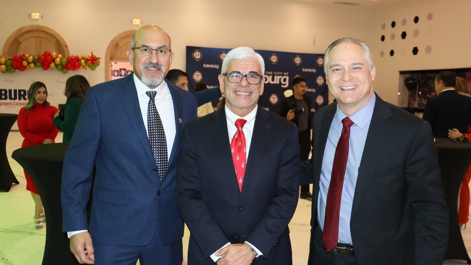 Isidro “Sid” Ramos, Director of Workforce & Economic Development – VIDA; Raudel Garza, Director Ejecutivo de Edinburg EDC; Michael J. Williamson, Vicepresidente Ejecutivo de Texas National Bank.