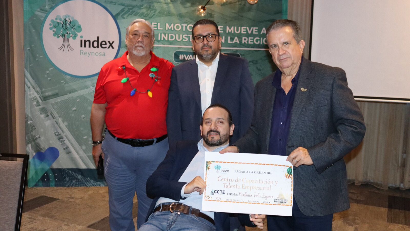 Entrega simbólica de apoyo económico al Centro de Capacitación y Talento Personal