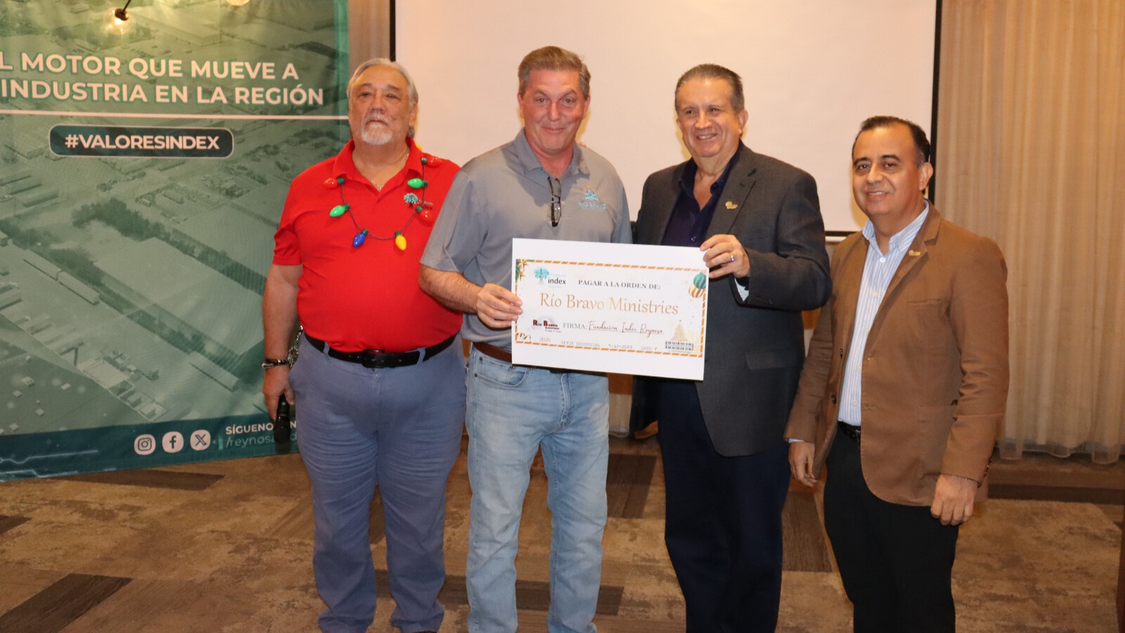 Entrega simbólica de apoyo económico a Río Bravo Ministries