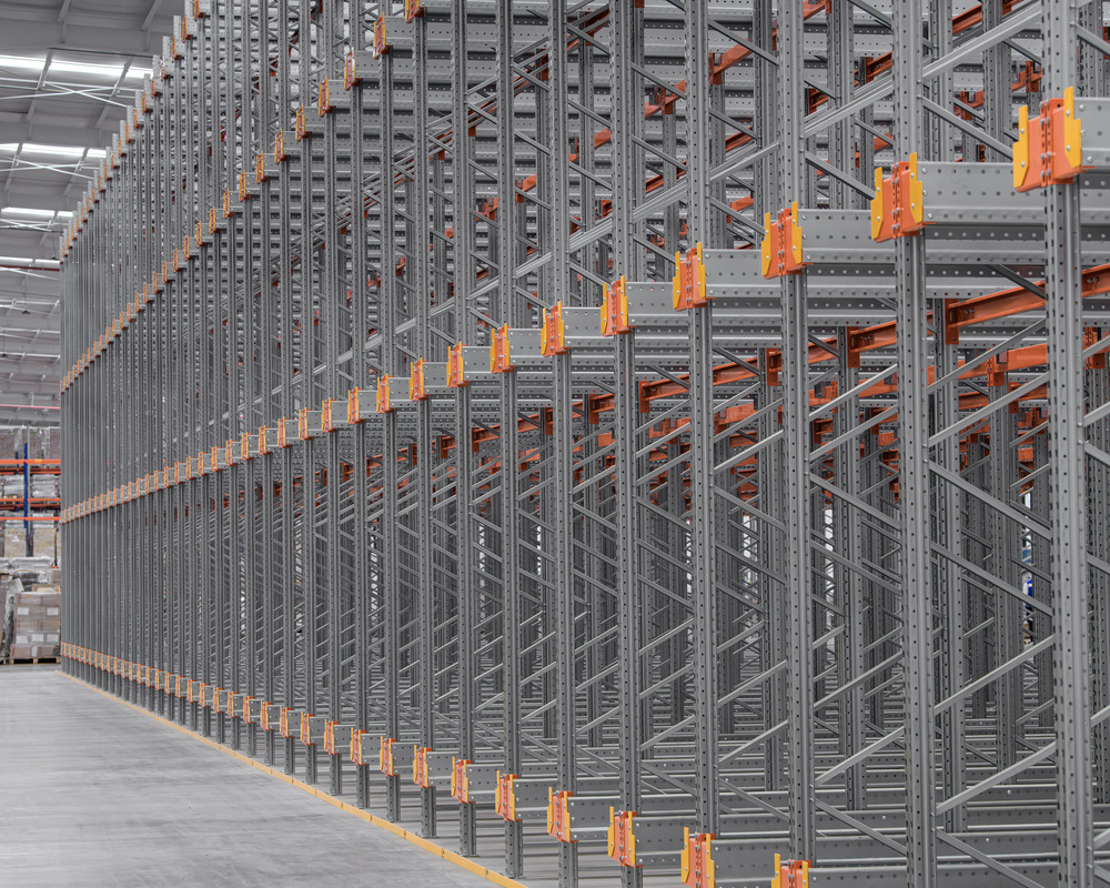 Revoluciona tu cadena de suministro con racks satelitales de PM STEELE®