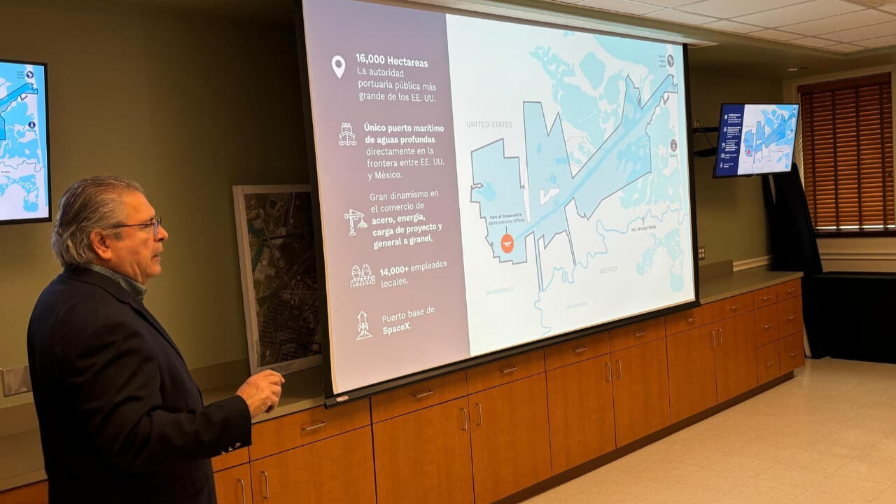 Guillermo Rico, Director de Desarrollo de Negocios del Puerto presentó los proyectos, crecimiento e impacto económico.