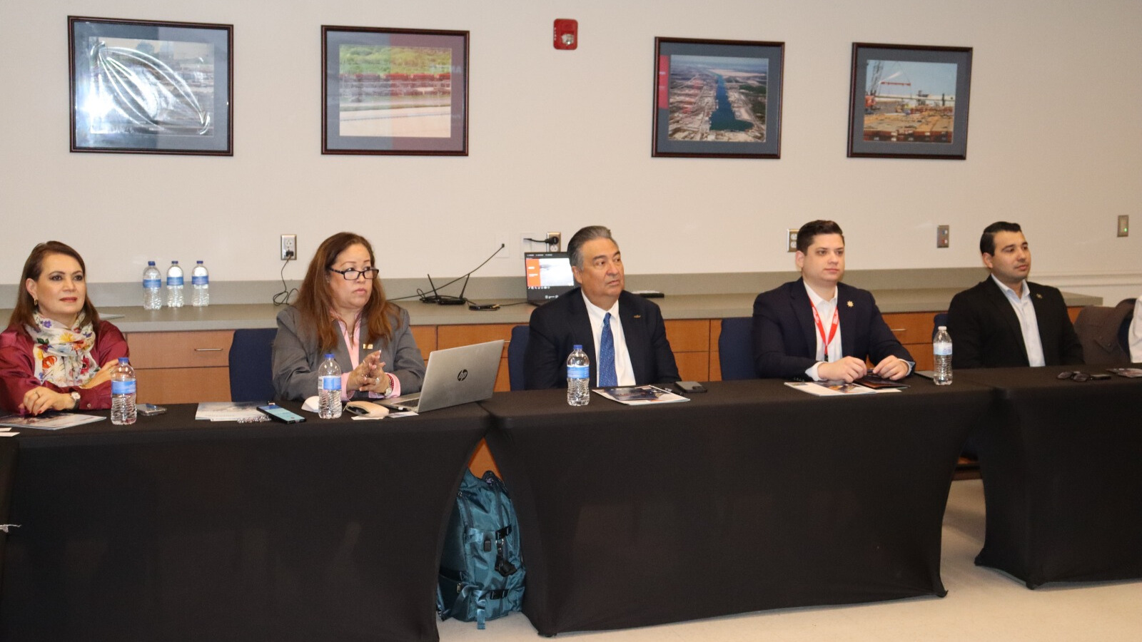 Carolina Ponce, Vicepresidenta de GIRAA; Mónica Mendoza, Presidenta de GIRAA; Adam González, CEO de COSTEP; Ervey A. González, Asociado de Desarrollo de Negocios en el Puerto de Brownsville; Carlos H. Garza, Asociado de Desarrollo de Negocios en el Puerto de Brownsville.