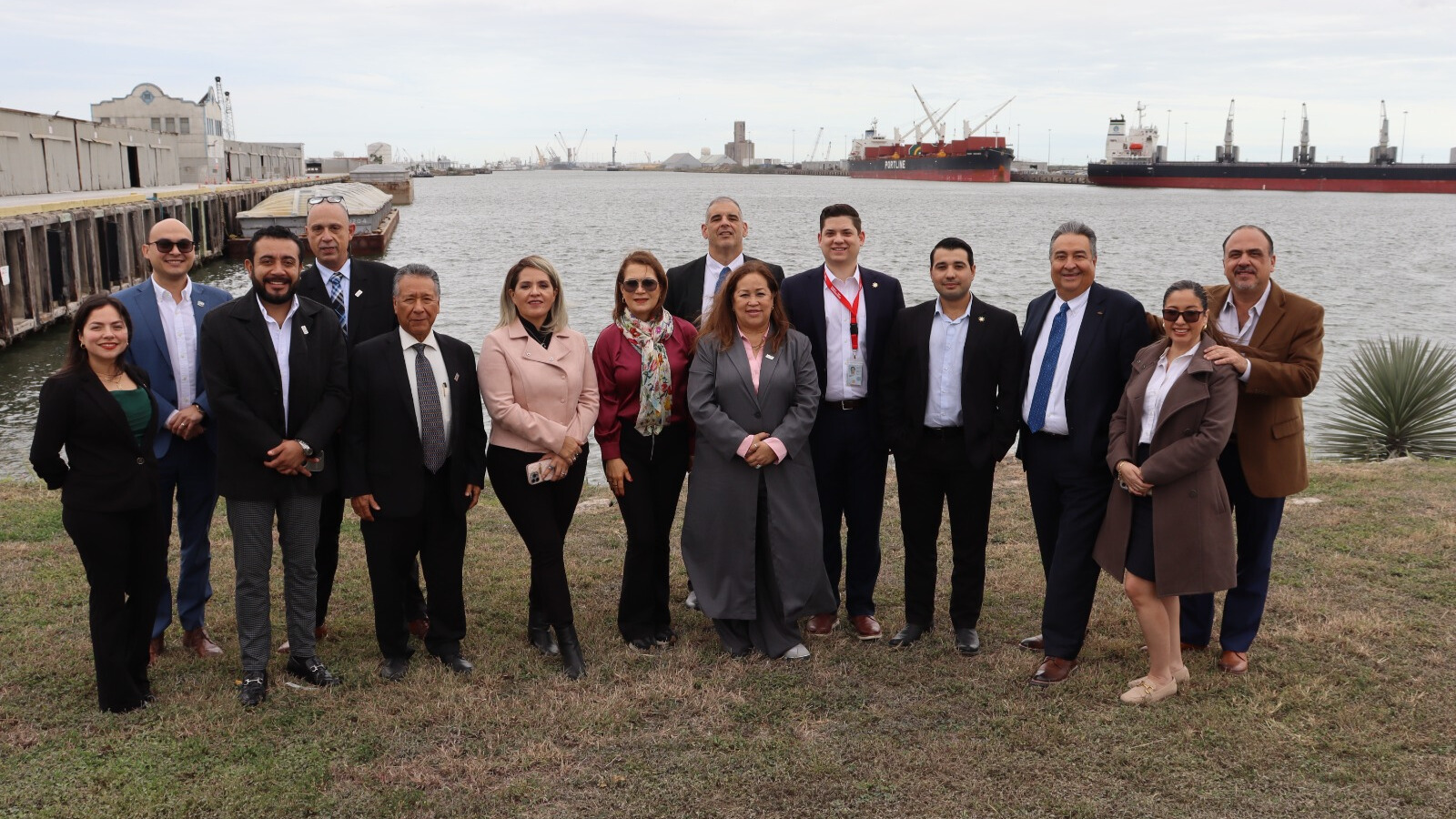 La delegación realizó un recorrido por el puerto para conocer de cerca las operaciones.