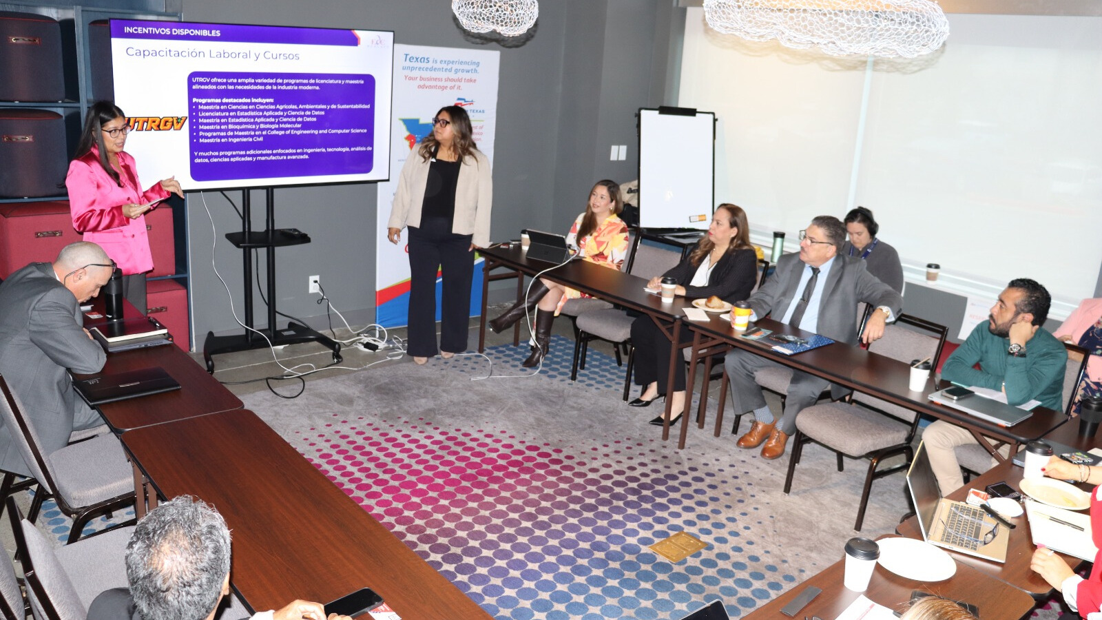 Michelle García y Jacqueline Hernández de Weslaco EDC, compartieron las oportunidades e incentivos que ofrece la ciudad.