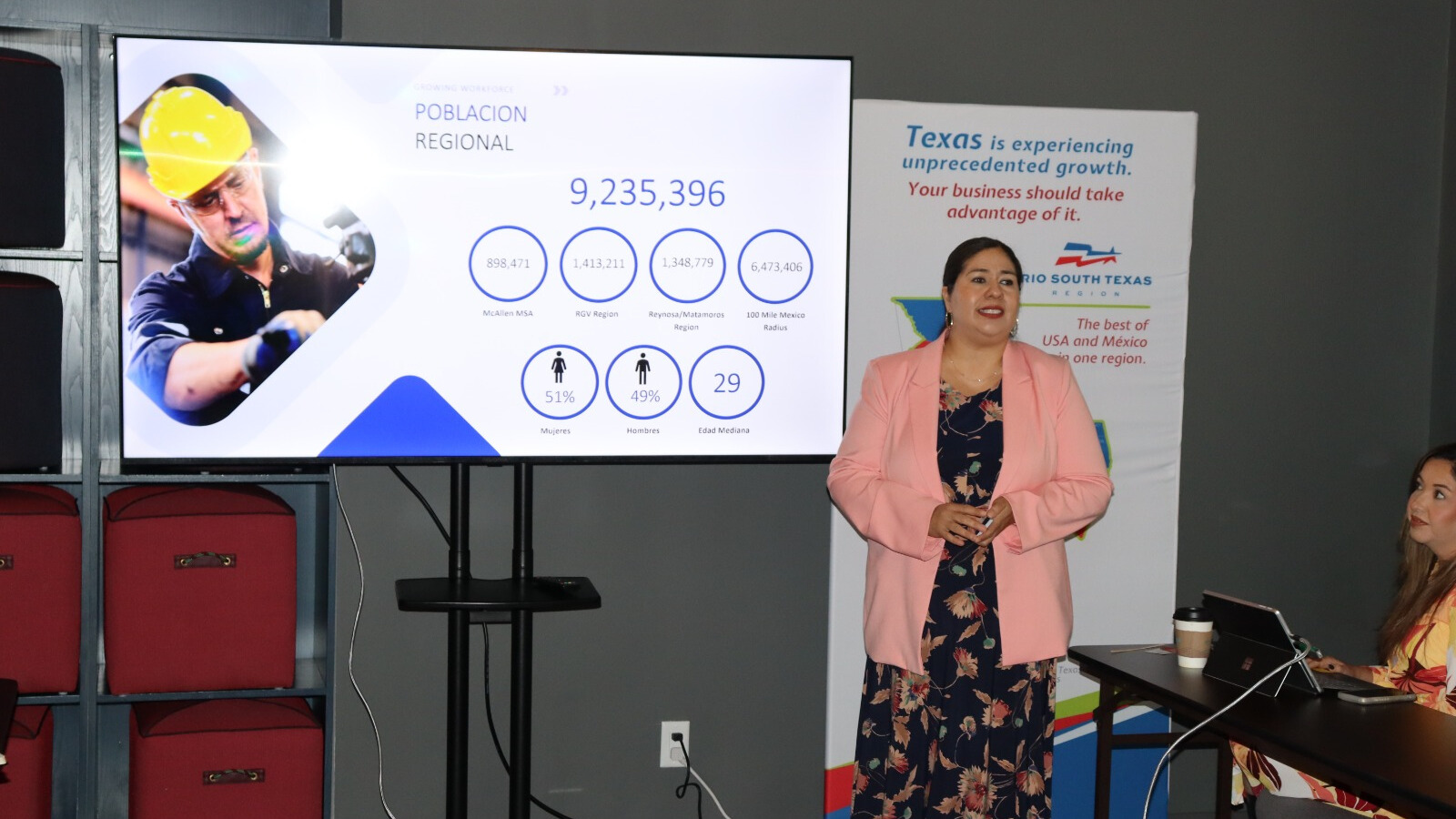 Sussie Flores de McAllen EDC brindó información estratégica sobre el trabajo que realiza la corporación, las ventajas y programas de apoyo para las nuevas empresas.