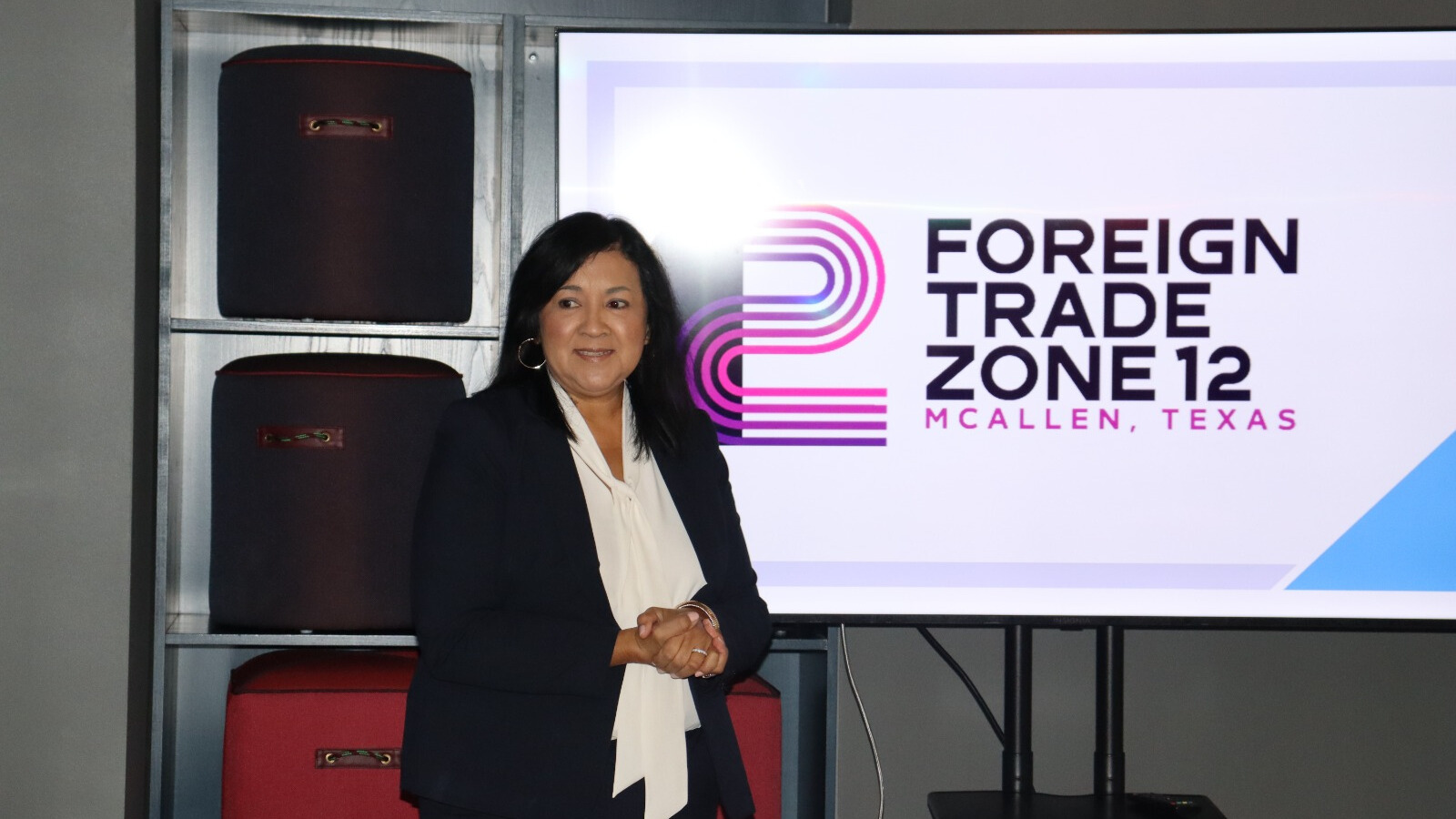 Sandra Barbosa de Foreing Trade Zone de McAllen habló sobre las ventajas de la zona de libre comercio y los servicios que ofrecen a las empresas.