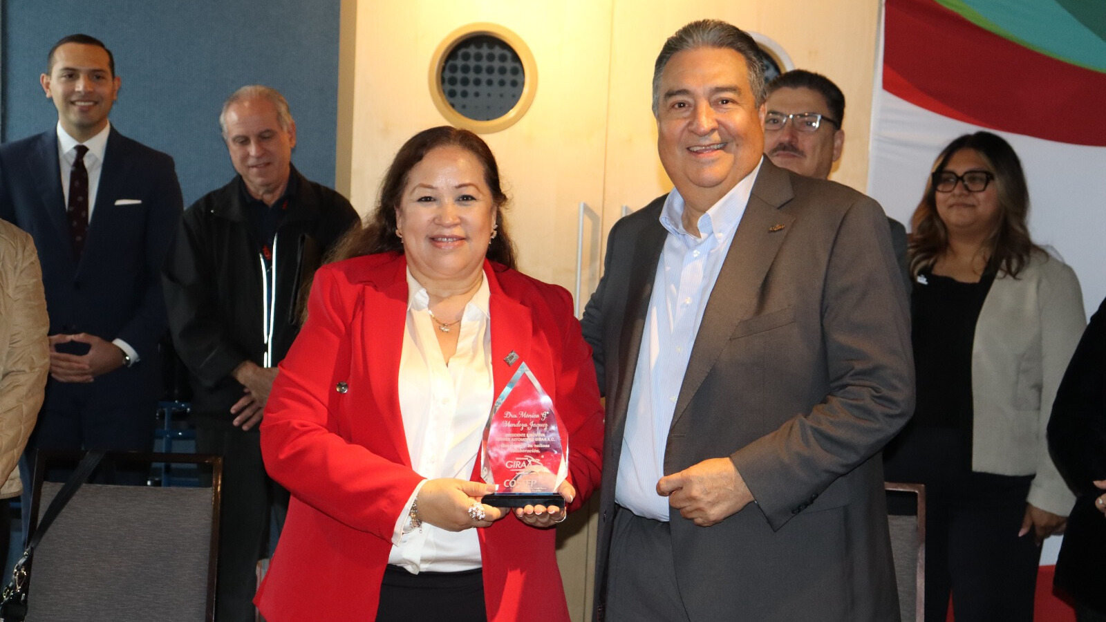 Entrega de reconocimiento a Mónica Mendoza, Presidenta de GIRAA por su participación en el fortalecimiento de la industria binacional.