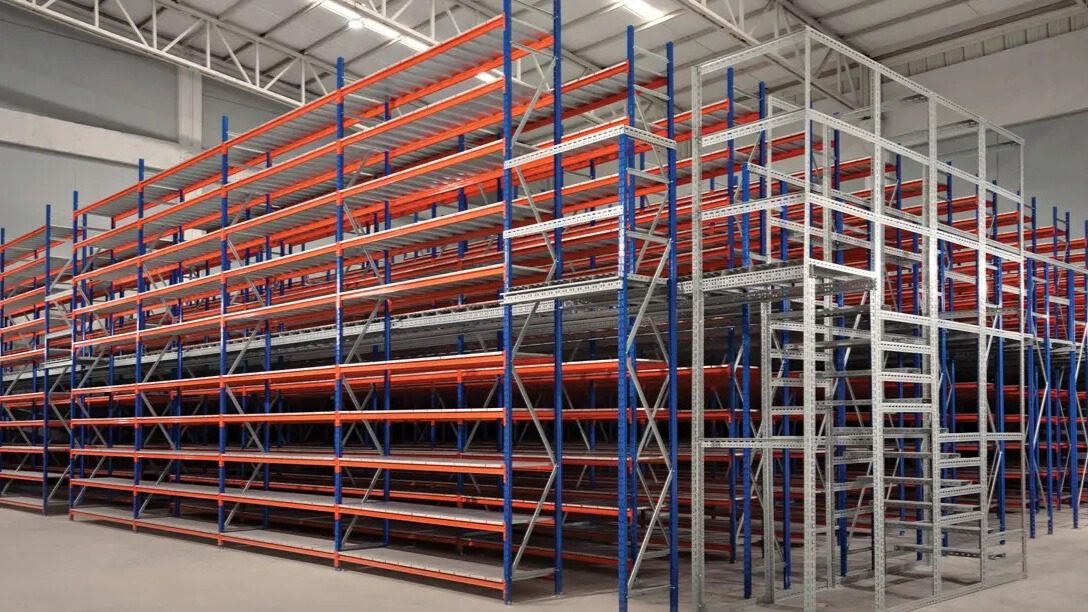 Crecimiento vertical en logística: cómo optimizar naves industriales ante la falta de espacio