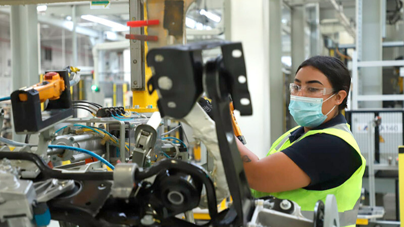 La participación de las mujeres en actividades industriales continúa con una tendencia al alza.