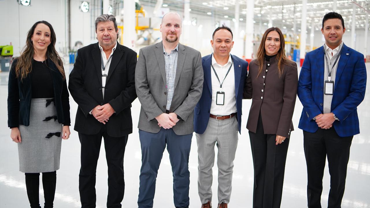 Autoridades estatales y directivos de Munters en la inauguración de la nueva planta en Apodaca, Nuevo León.