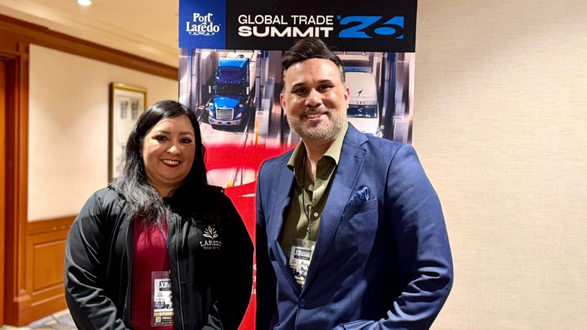Reyna Arzate, coordinadora mercadotecnia de Visit Laredo y Felipe Gabriel Romero, gerente ejecutivo del Puerto de Laredo para marketing y comunicaciones durante el Congreso Nacional XII Actualización Integral Aduanera, organizado por el CENCOMEX.