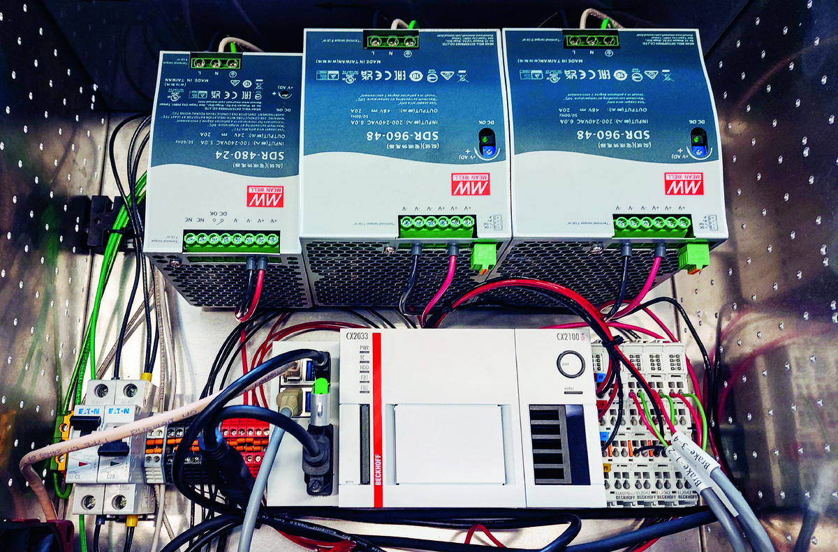 Tri-Sphere se basa en PCs embebidos Beckhoff CX2033, comunicación EtherCAT en tiempo real y el software TwinCAT NC PTP para el control de movimiento.