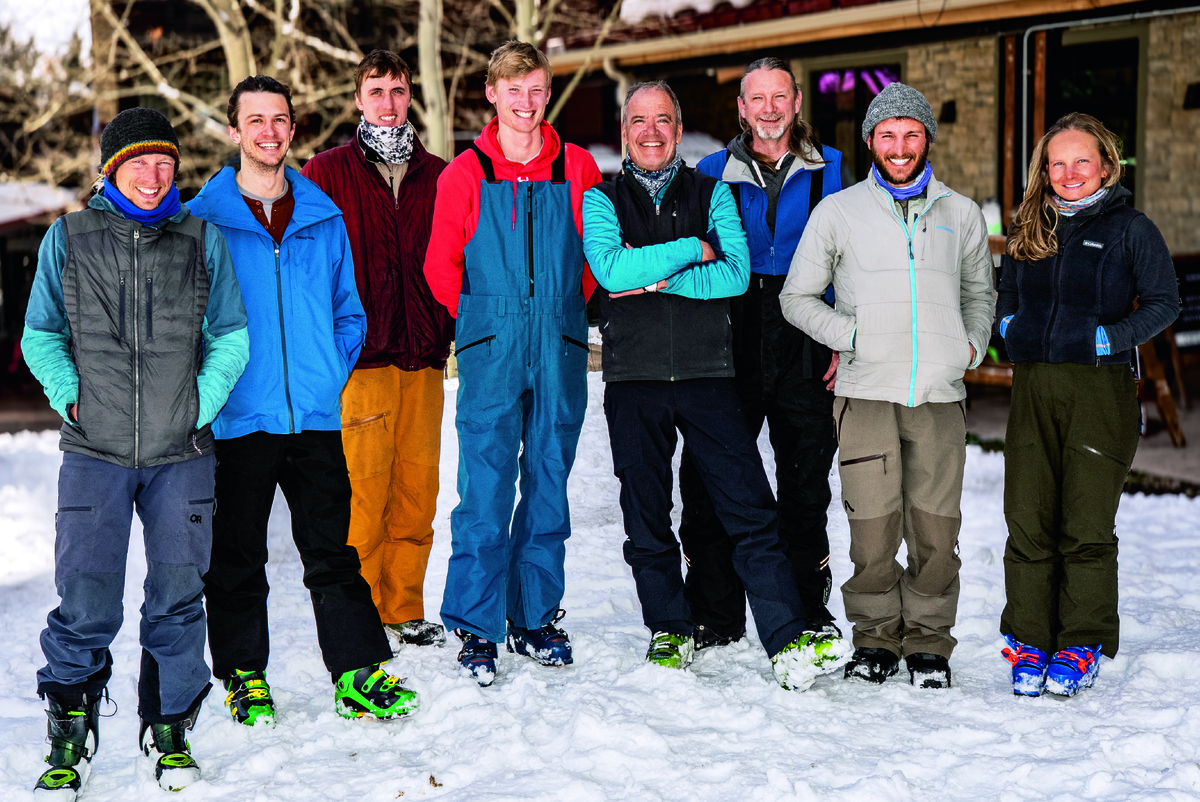 El equipo de ingeniería de Square One durante su jornada anual de esquí en Wyoming en 2025. De izquierda a derecha: Sam Johnson (ingeniero mecánico), Wilton Springer (ingeniero mecánico), Connor McCullough (ingeniero eléctrico), Erik LaCourt (ingeniero de control), Bob Viola (director de ingeniería), Jace Walsh (gerente de ingeniería de control), Ryan Freeman (ingeniero mecánico), Dena Horstkotte (ingeniera mecánica).