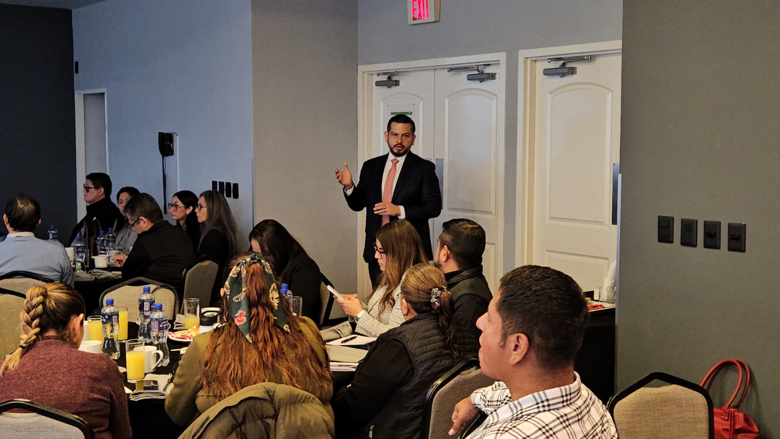 Representantes de 40 empresas maquiladoras de la región pudieron escuchar la plática informativa y despejar sus dudas en torno a las nuevas disposiciones.